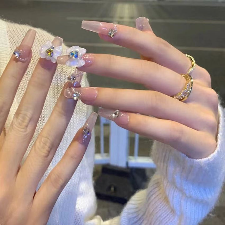 Elegante Kunstfingernägel mit Blumendekor und Glitzer Karnz
