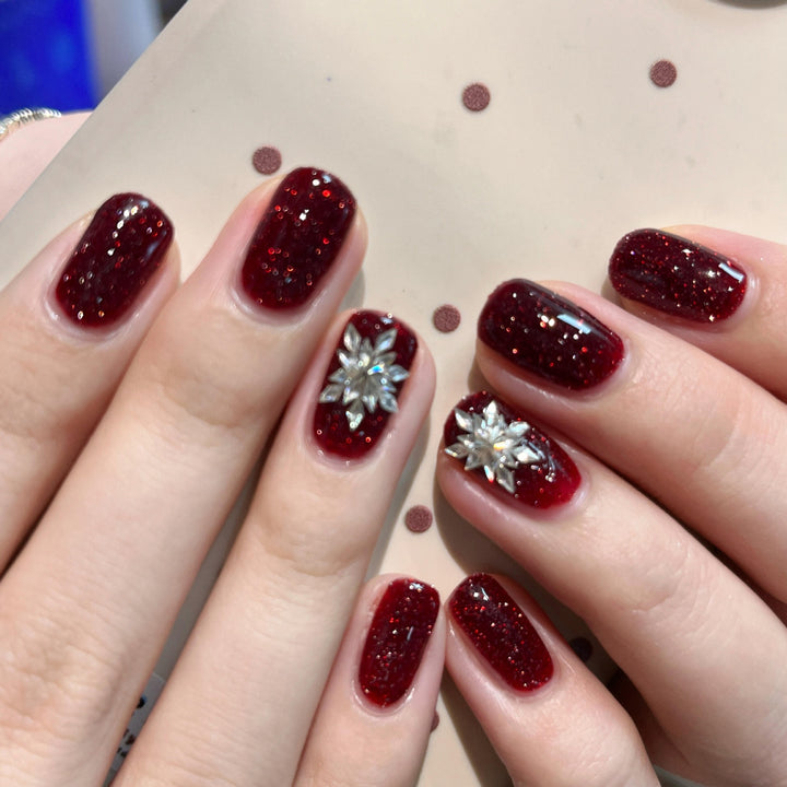 Glamouröse Kunstnägel mit Strass-Applikationen Karnz