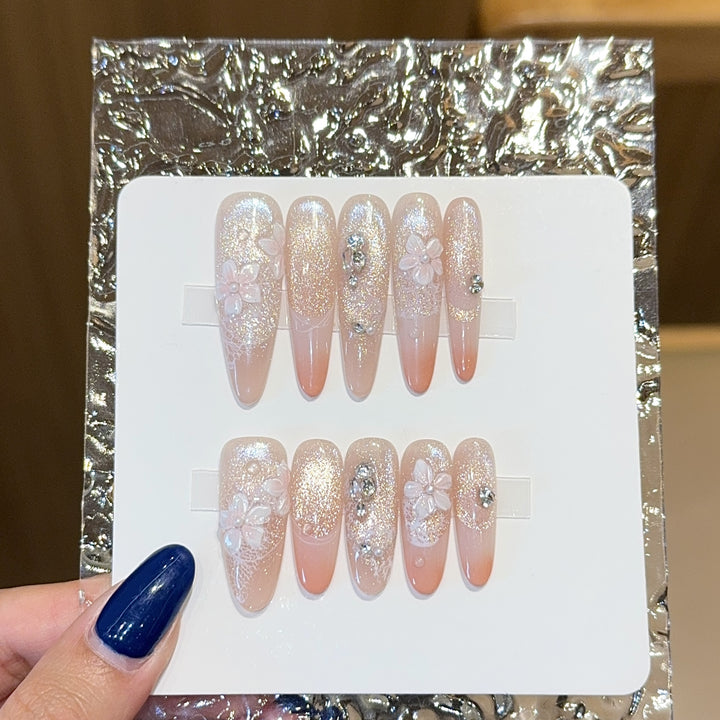 Künstliche Nägel mit Floralem Design und Glitzer Karnz