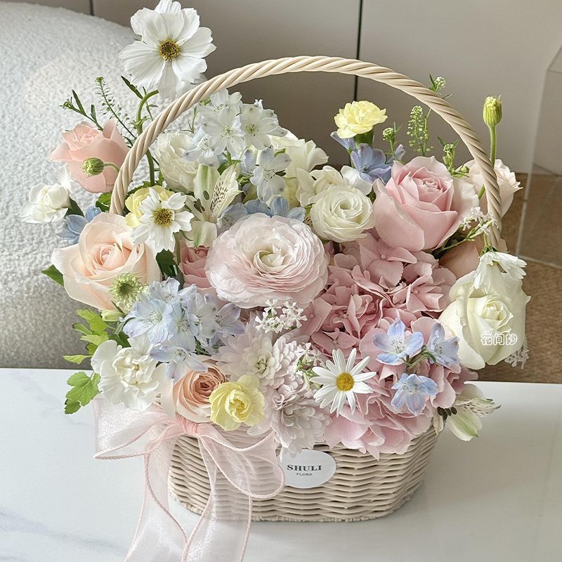 Luxuriöse handgefertigte Blumenkorbbesteckung