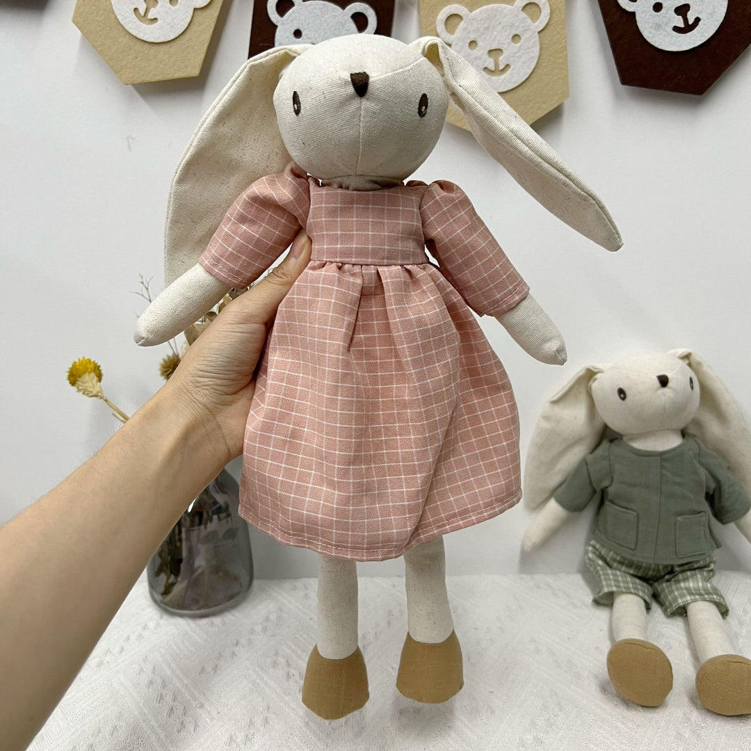 Handgefertigte Plüsch-Häschenpuppe mit floppy Ohren, gesticktem Gesicht und karierter Latzhose