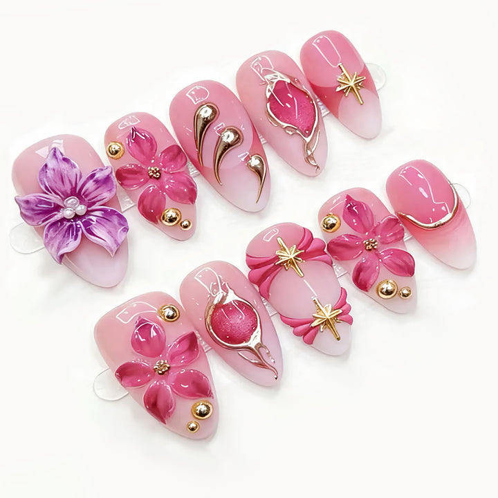 Kunstnagelset mit eleganten Rosen- und Goldverzierungen Karnz