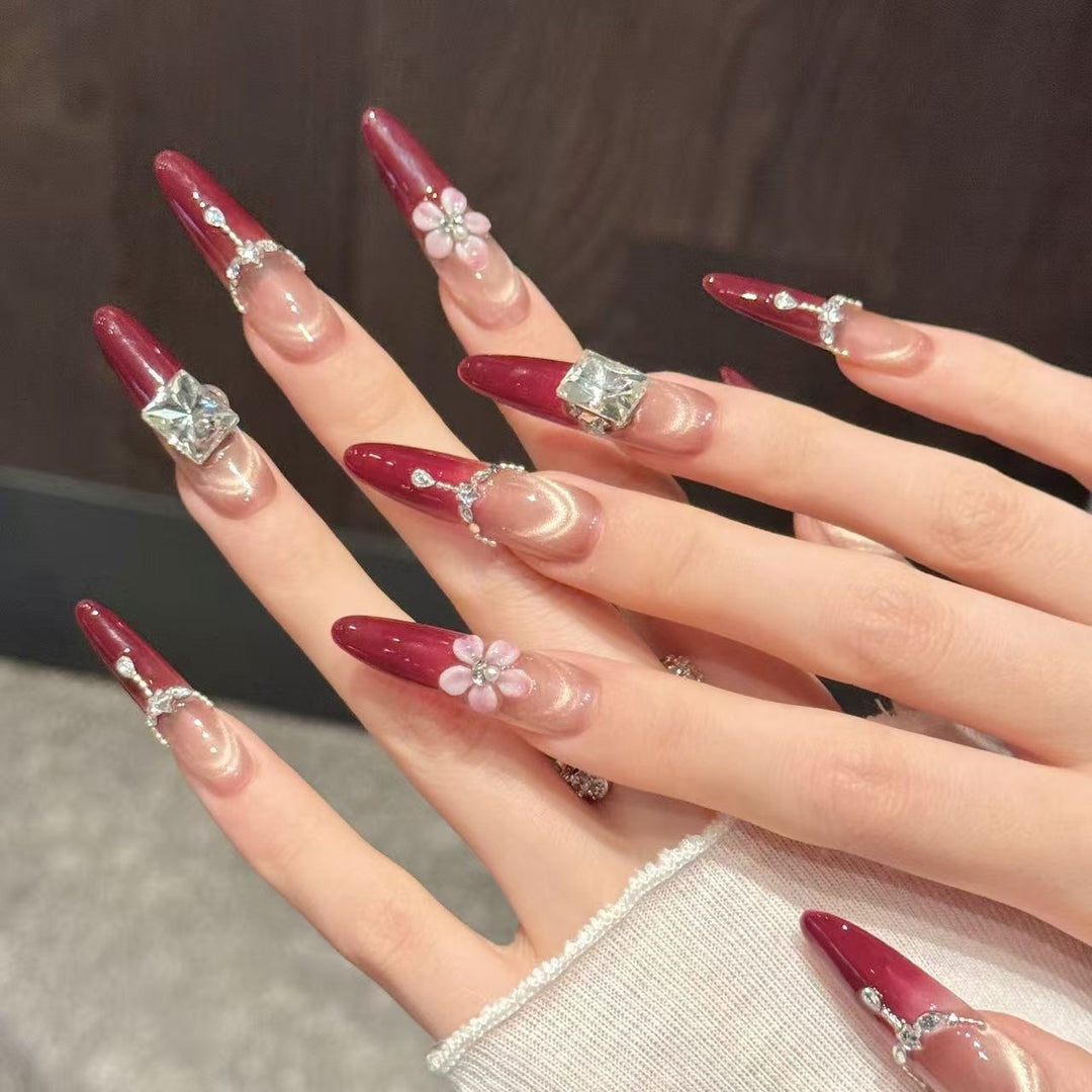 Dekorative Press-On Nagelkunst mit Edelstein- und Blumenakzenten