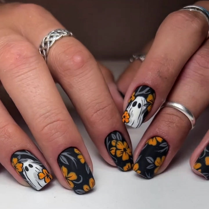 Kunstnagelset mit gruseligem Geisterdesign und floralen Akzenten Karnz