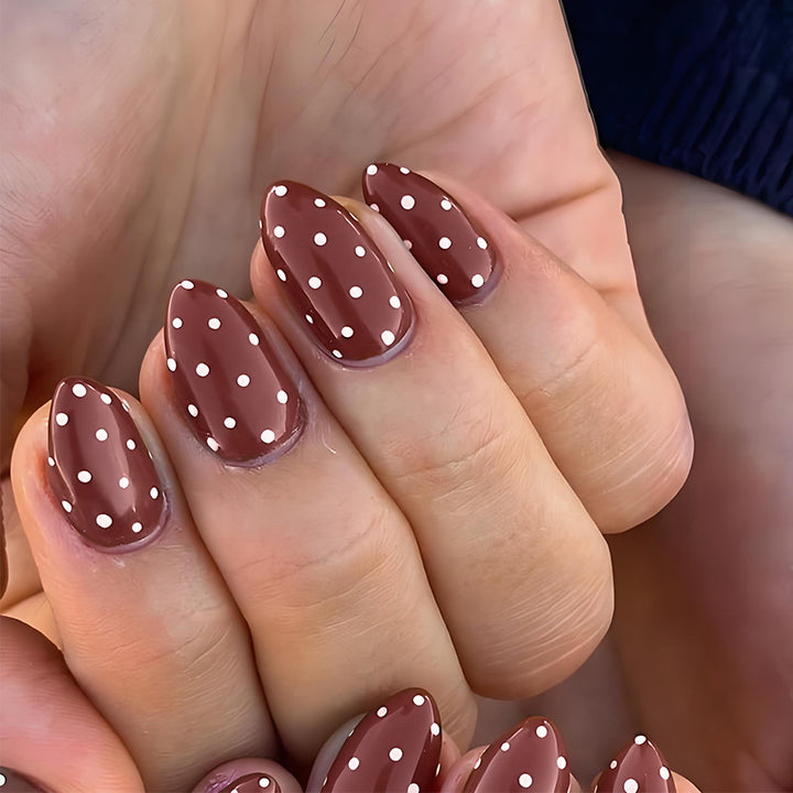 Kunstnagelset mit Polka-Dot Design und leichtem Aufkleber Karnz