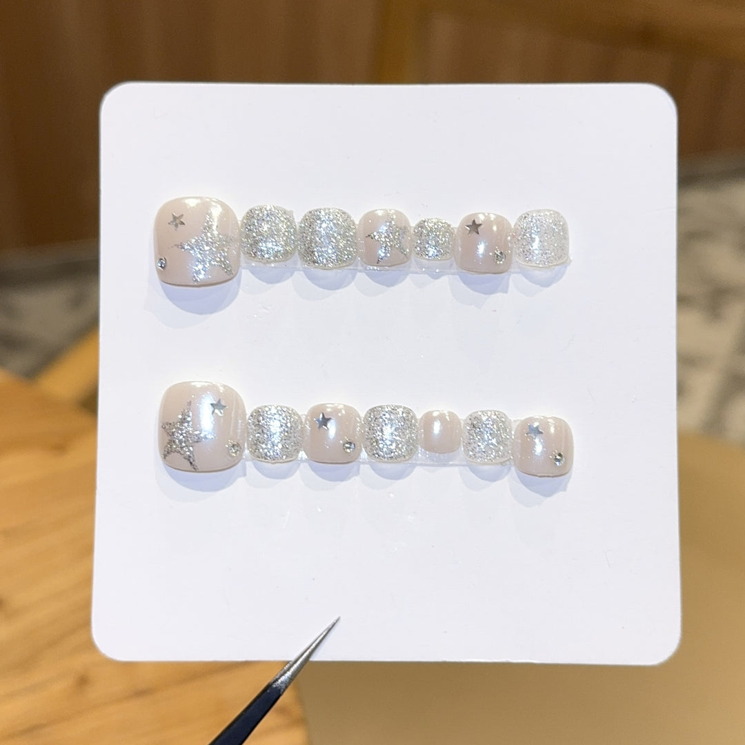 Glamouröse Kunstnägel mit Funkelnden Sternen und Glitzerakzenten Karnz