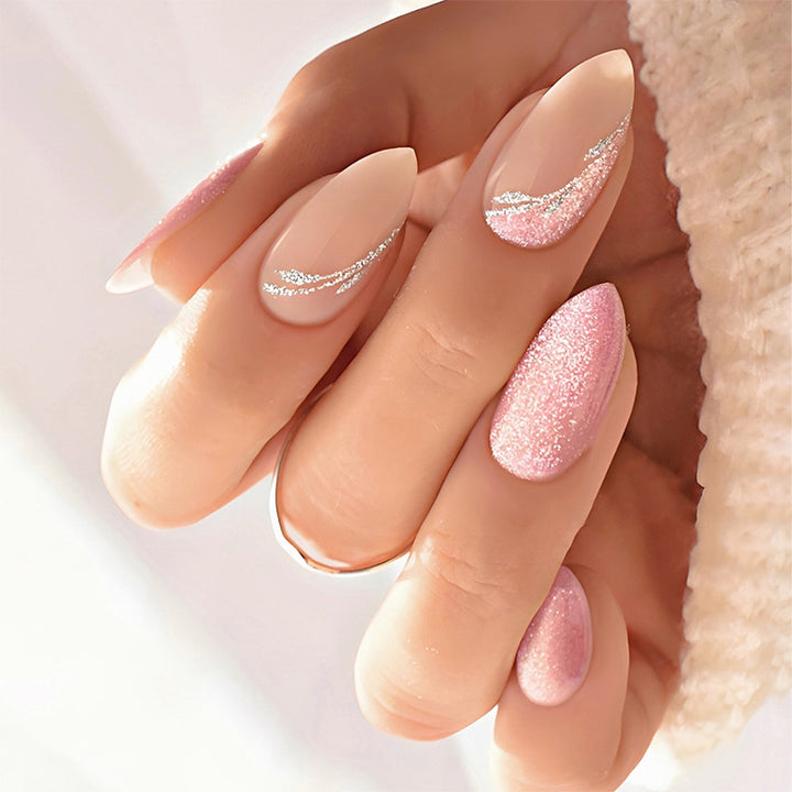 Dekorativer Press-On Nagelkunst-Set mit Glitzer und silbernen Akzenten Karnz