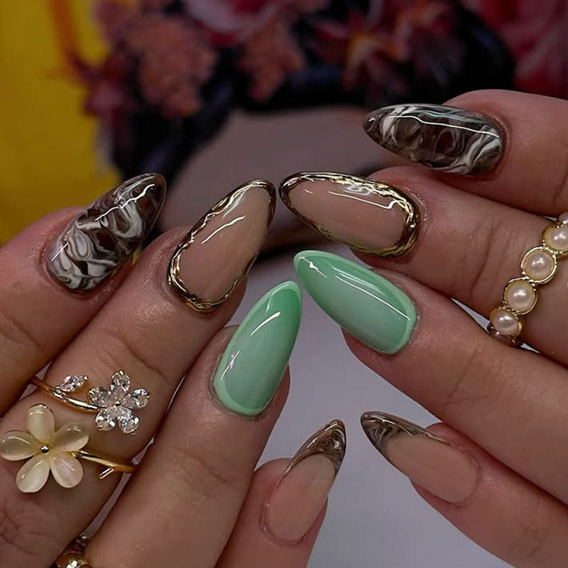 Künstlerische Lange-Stiletto-Nagelverlängerungen