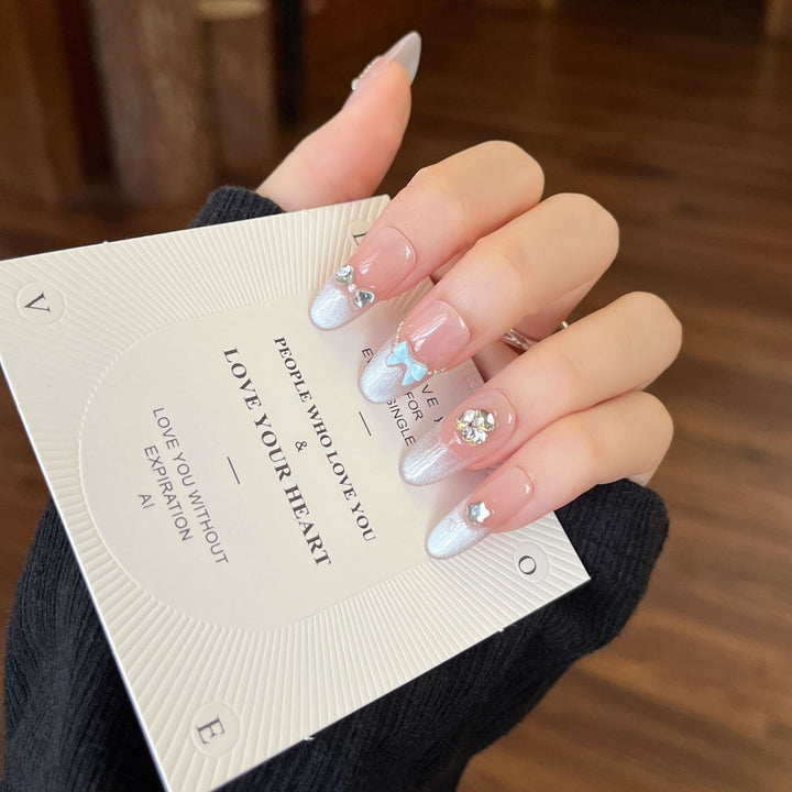 Dekorative Press-On Nagelkunst mit 3D Akzenten Karnz