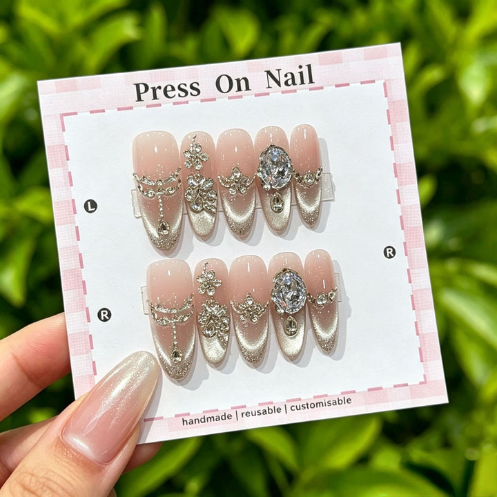 Künstlerisches Press-On Nagelset mit floralen und gemusterten Designs