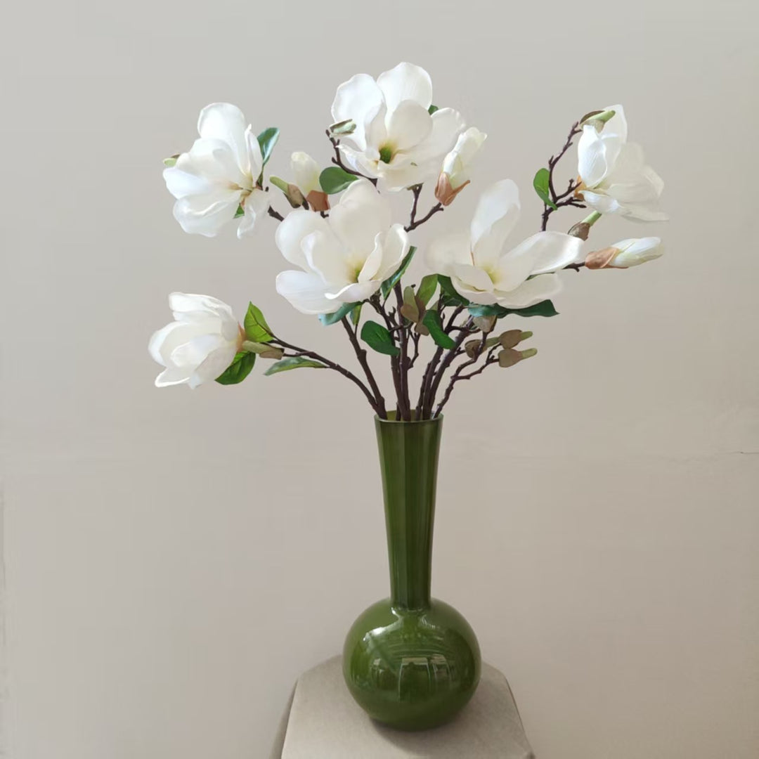 Realistische Magnolienblüte Stamm