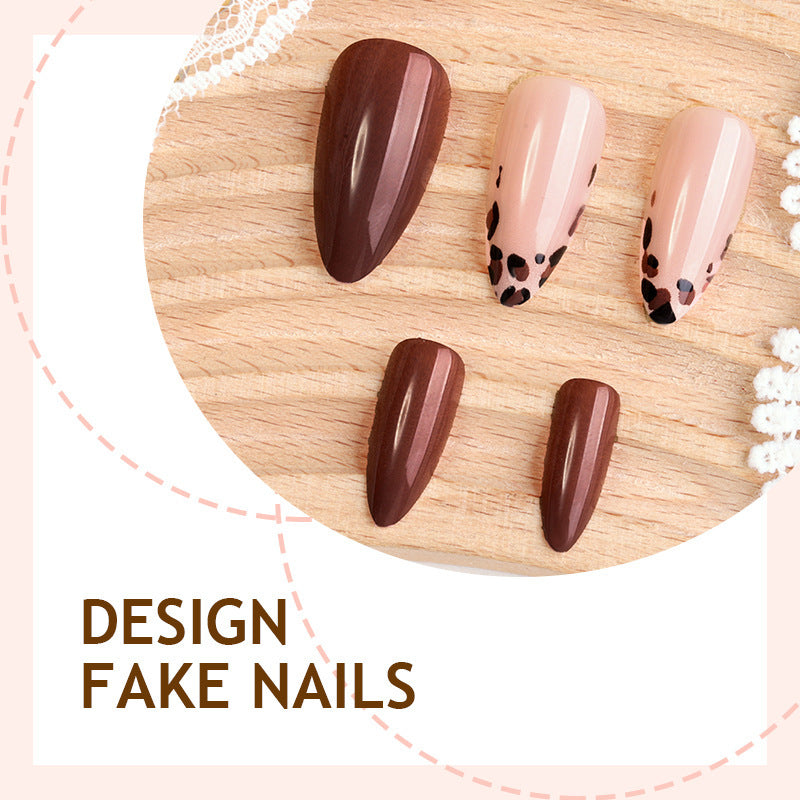 Kunstnagelset mit eleganten Designs Karnz