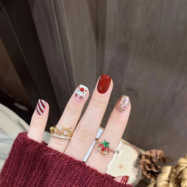 Kunstnagel Design mit festlichem Weihnachtsmotiv Karnz