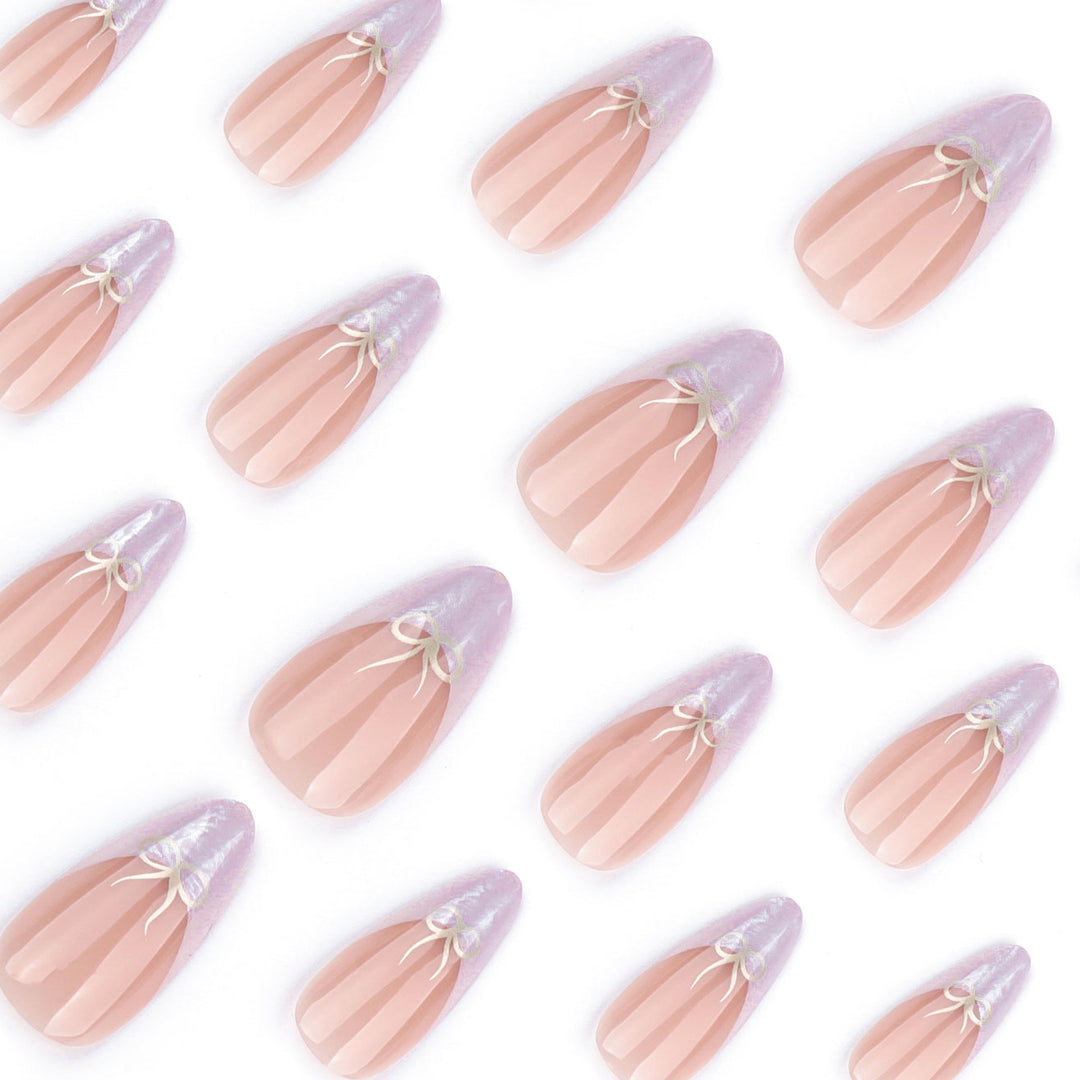 Kunstvolle Stiletto-Nägel mit elegantem Design und strahlenden Akzenten Karnz