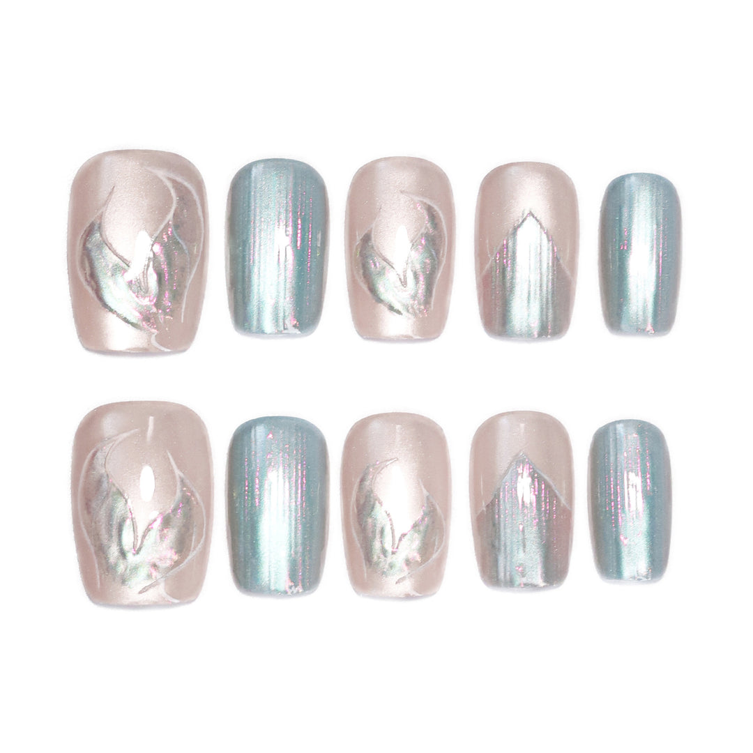 Kunstvolle Nagelspitzen mit floralem Design Karnz