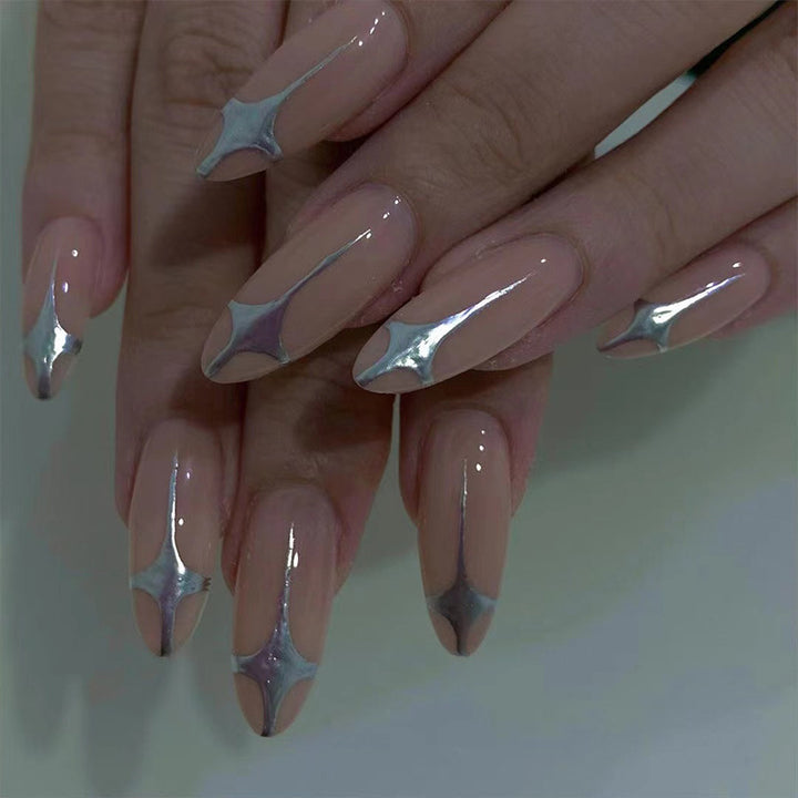 Kunstvolle Stiletto-Nägel mit Silber-Akzenten Karnz