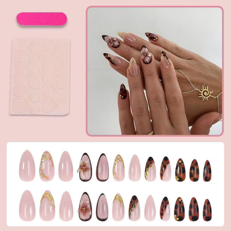 Kunstnagelset mit eleganten floralen Akzenten und glitzerndem Design Karnz