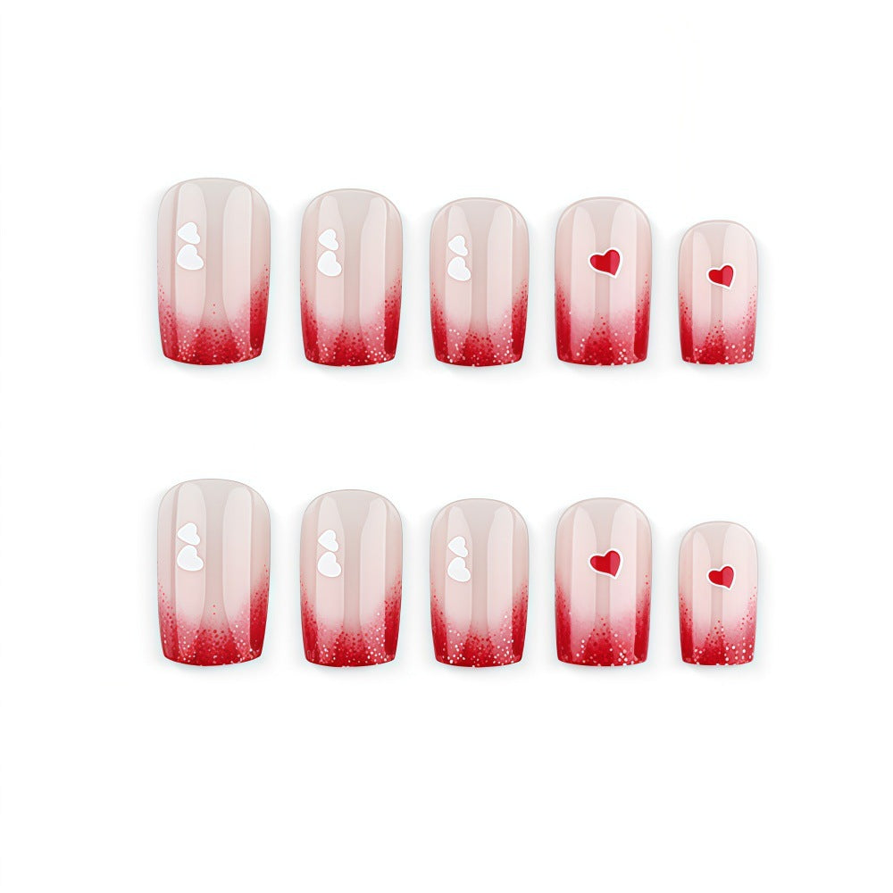 Romantische Nagelkunst mit Herzmotiven Karnz