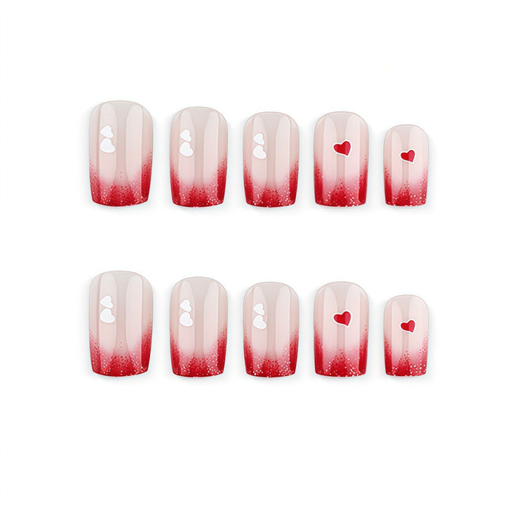 Romantische Nagelkunst mit Herzmotiven Karnz
