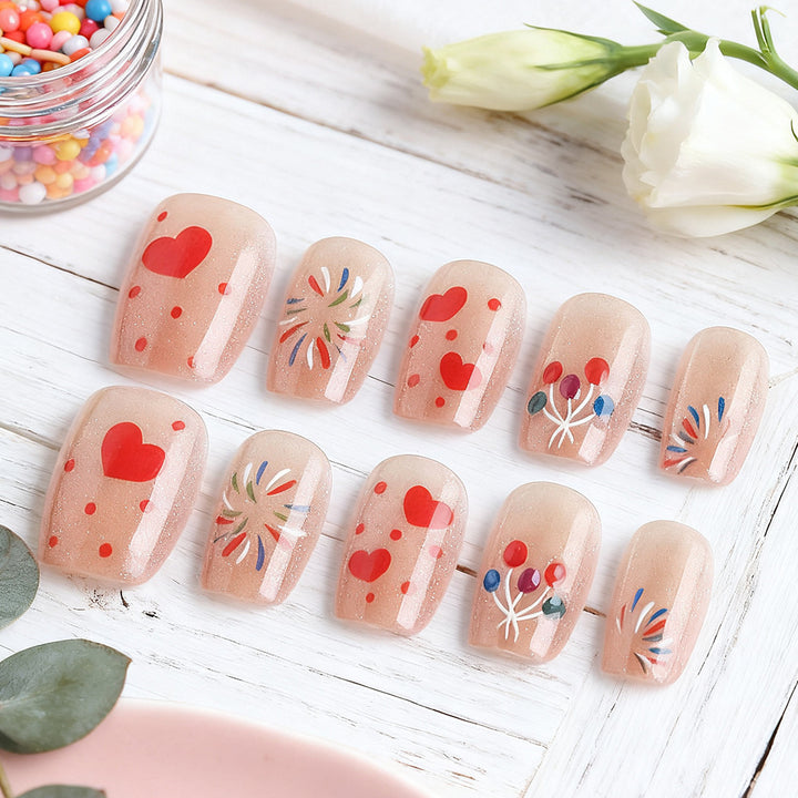 Kreative Herz-Themen Press-On Nail Art Karnz