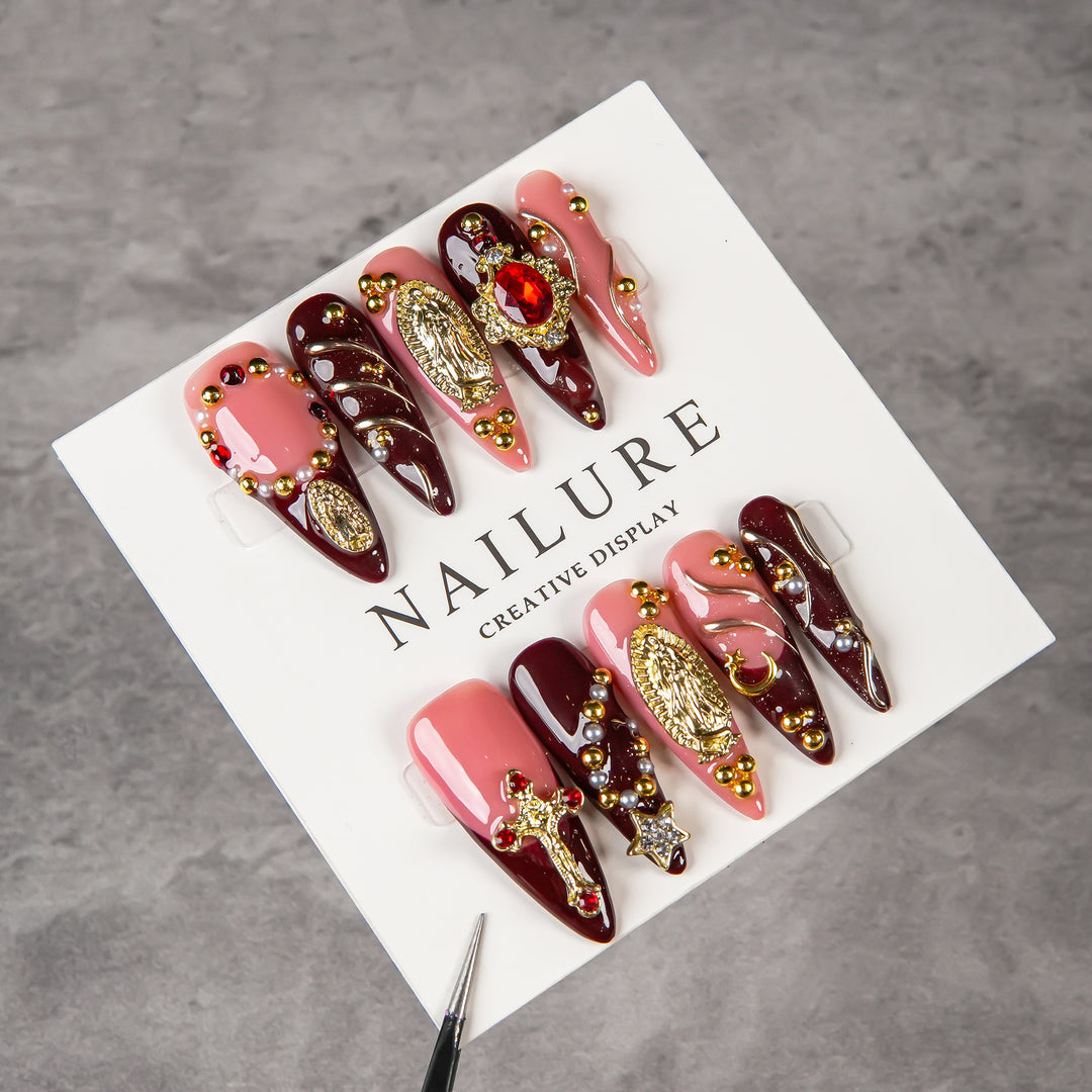 Künstlerisches Stiletto Press-On Nagelset mit Edelsteinakzenten