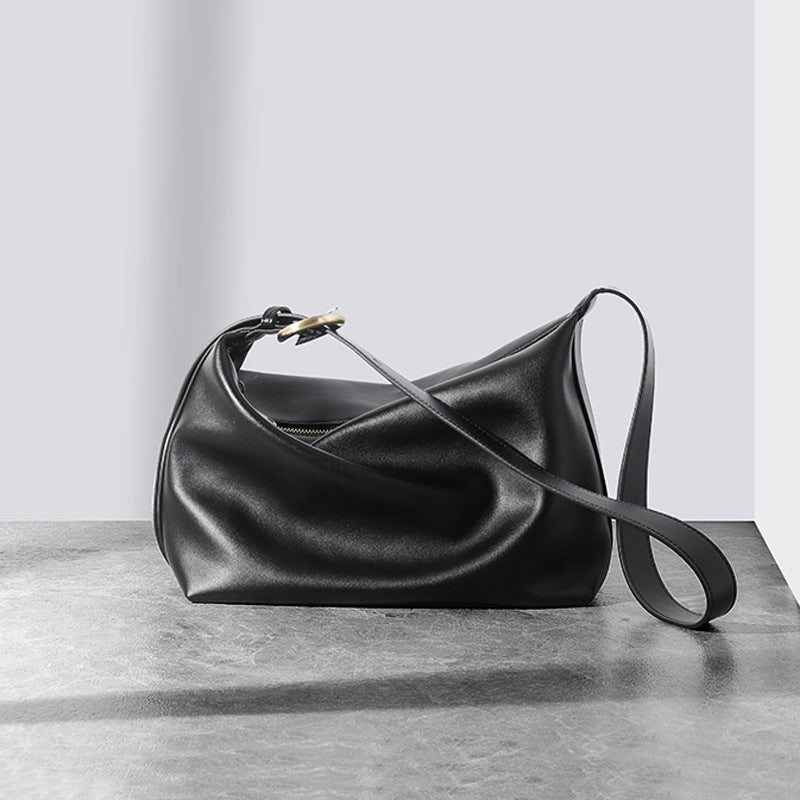 Minimalistische Gebogene Leder Schultertasche mit Verstellbarem Gurt