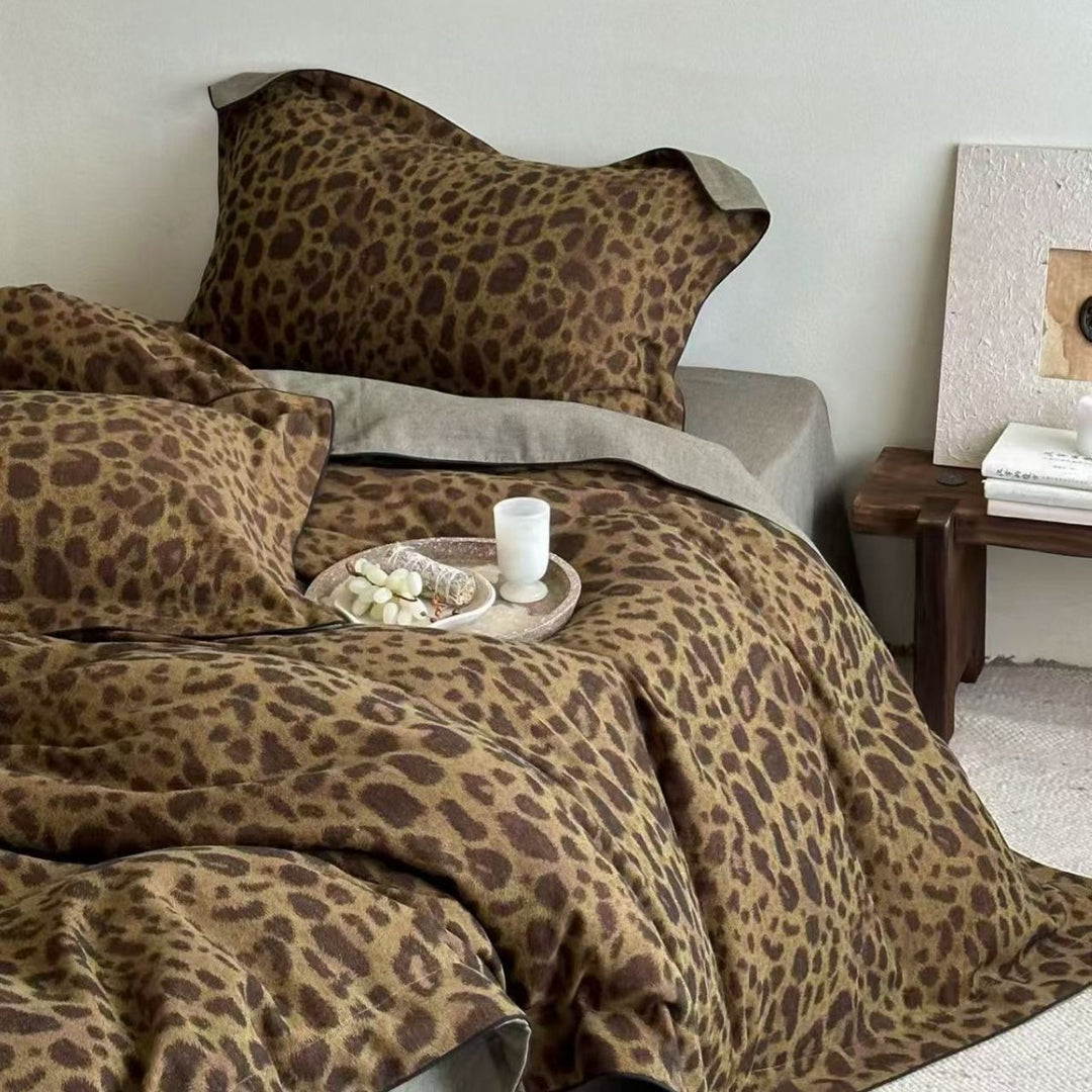 Wendbares Baumwollsatin-Bettwäsche-Set mit Leopardenmuster und kontrastierter Einfassung