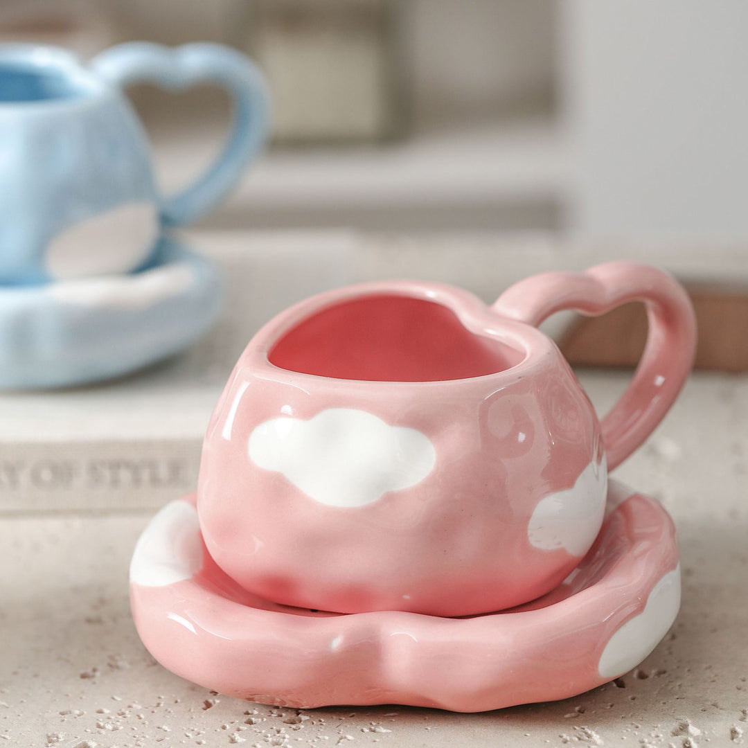 Verspielte Keramik-Herzbecher mit organischer Wolken-Untertasse