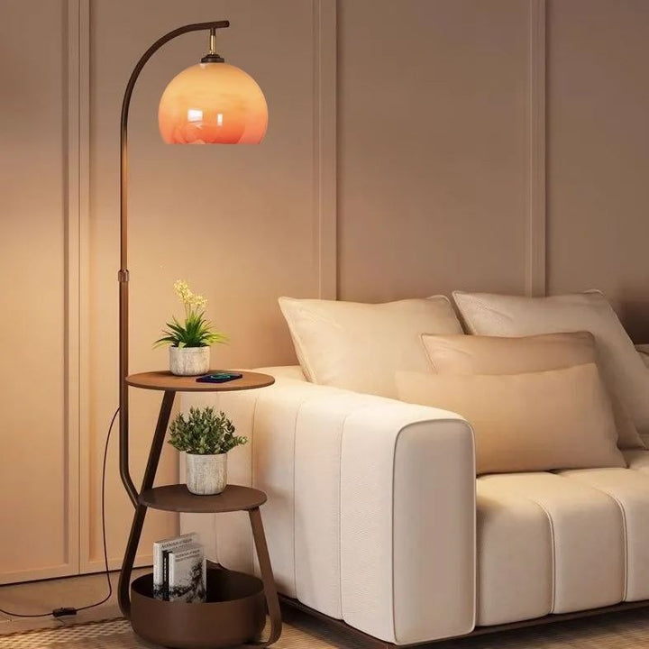 Moderne Stehlampe mit Regalen