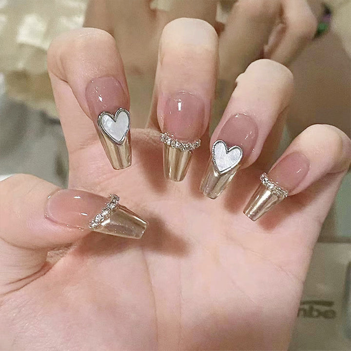 Kunstnagelset mit funkelnden Glitzer- und holografischen Akzenten Karnz