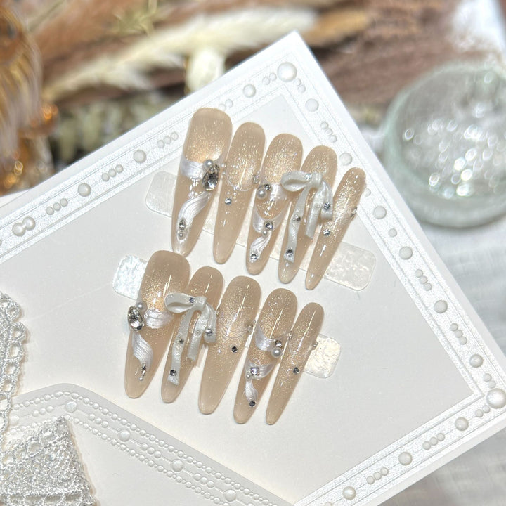 Elegantes Dekoratives Press-On Nagelset mit Strassakzenten
