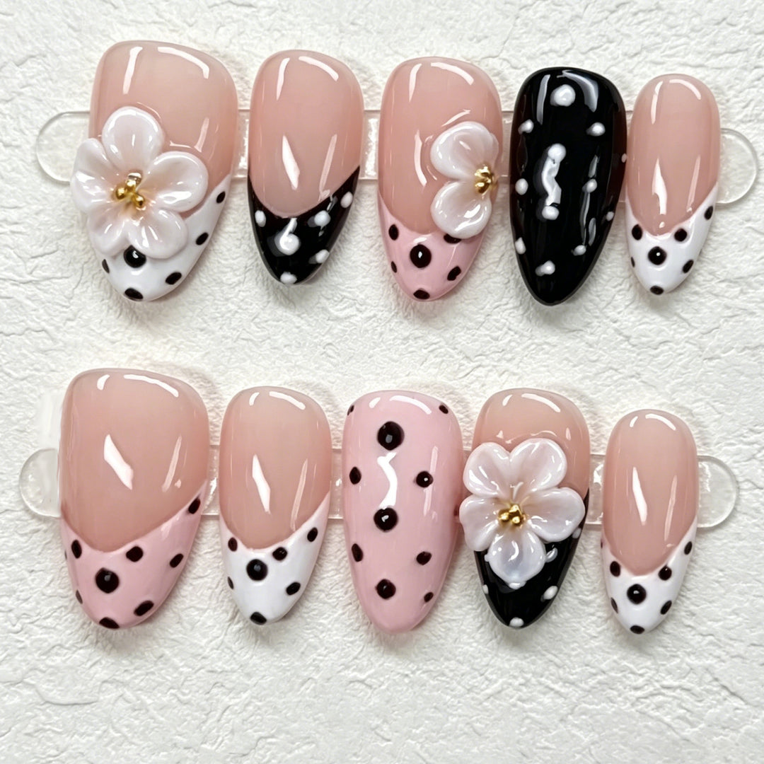 Blumen- und Pünktchen Press-On Nail Art Karnz