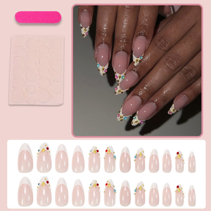 Kunstnagelset mit glamourösen Verzierungen und eleganten Akzenten Karnz