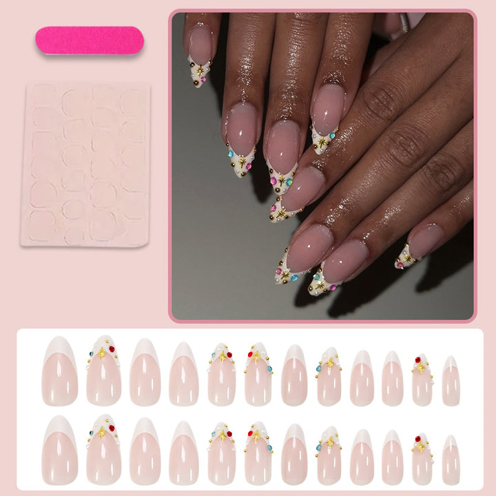 Kunstnagelset mit glamourösen Verzierungen und eleganten Akzenten Karnz