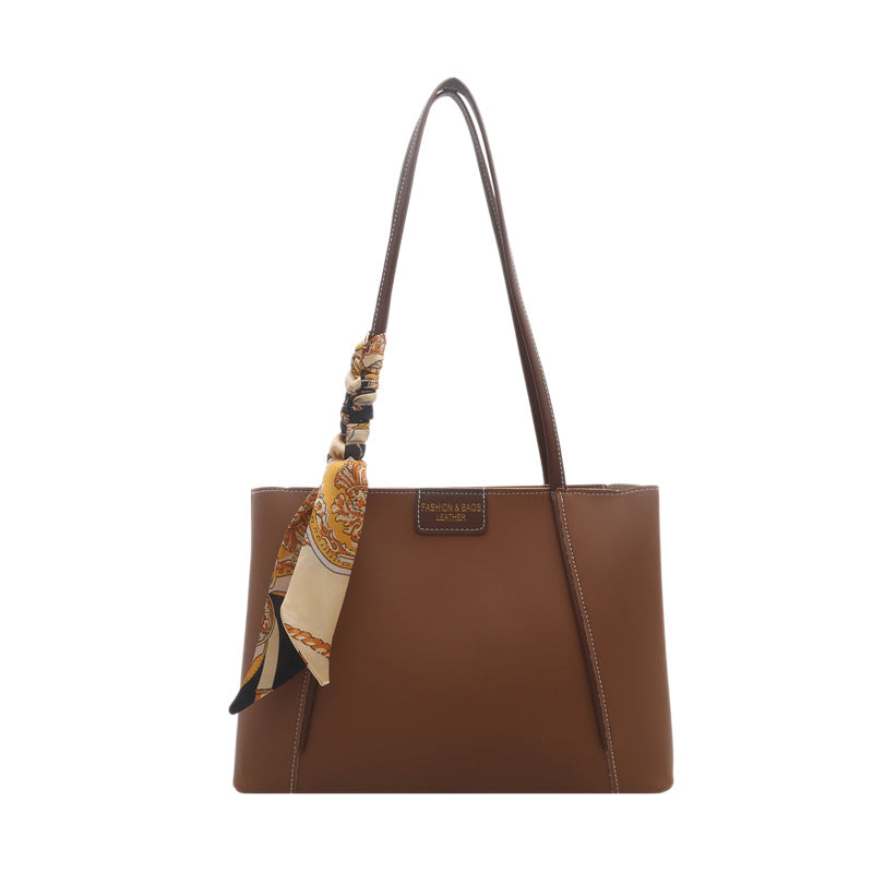 Elegante Leder Tragetasche mit dekorativem Schal