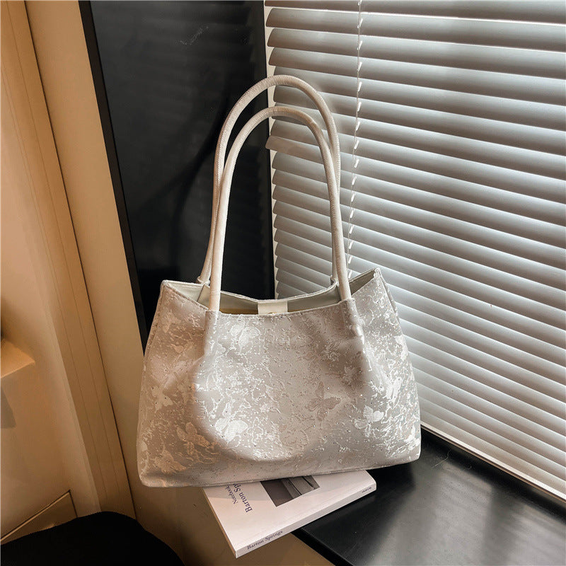 Stylische Handtasche mit metallischen Akzenten