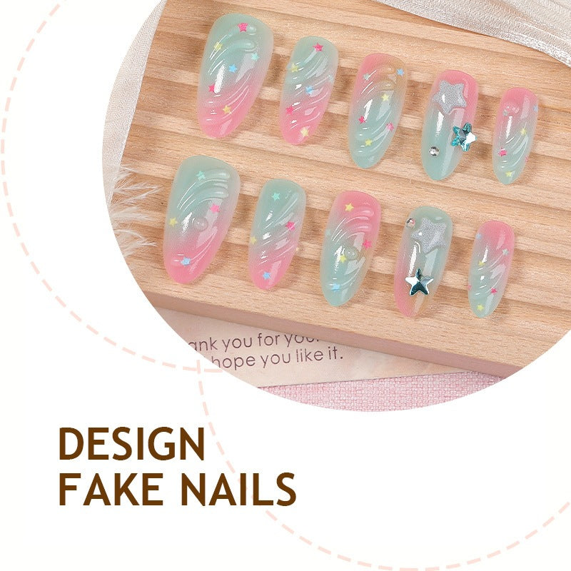 Kreatives Kunstnagelset mit farbenfrohem Ombre-Effekt und wunderschönen Verzierungen Karnz