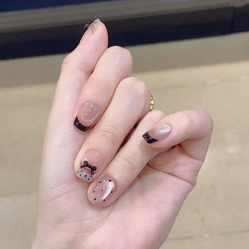 Elegantes French Tip Nagelkunst-Set mit dekorativen Akzenten Karnz