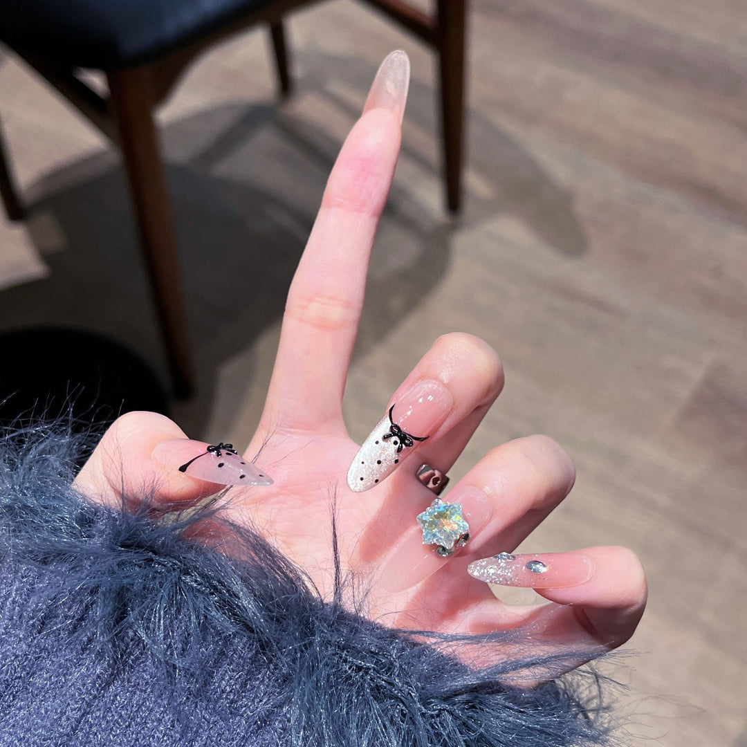 Dekoratives, mit Kristallen verziertes Press-On Nail Set Karnz