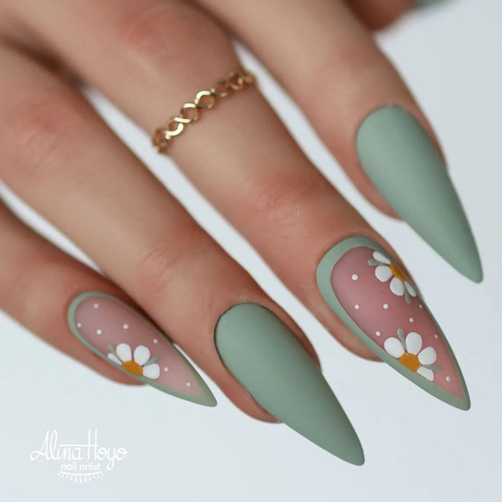 Kunstnagelset mit einzigartigen Mustern Karnz