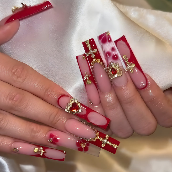 Glamouröse Stiletto Druck-Nägel mit künstlerischen goldenen und roten Akzenten Karnz