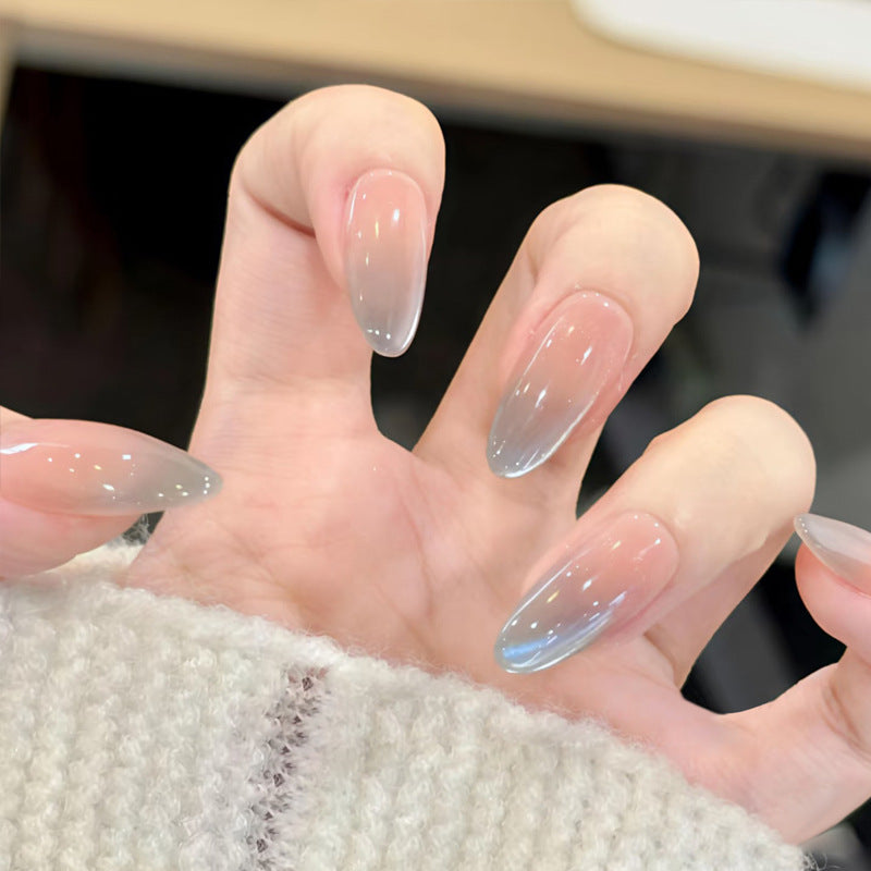 Künstlerische Nagelverlängerungen mit dekorativen Elementen Karnz