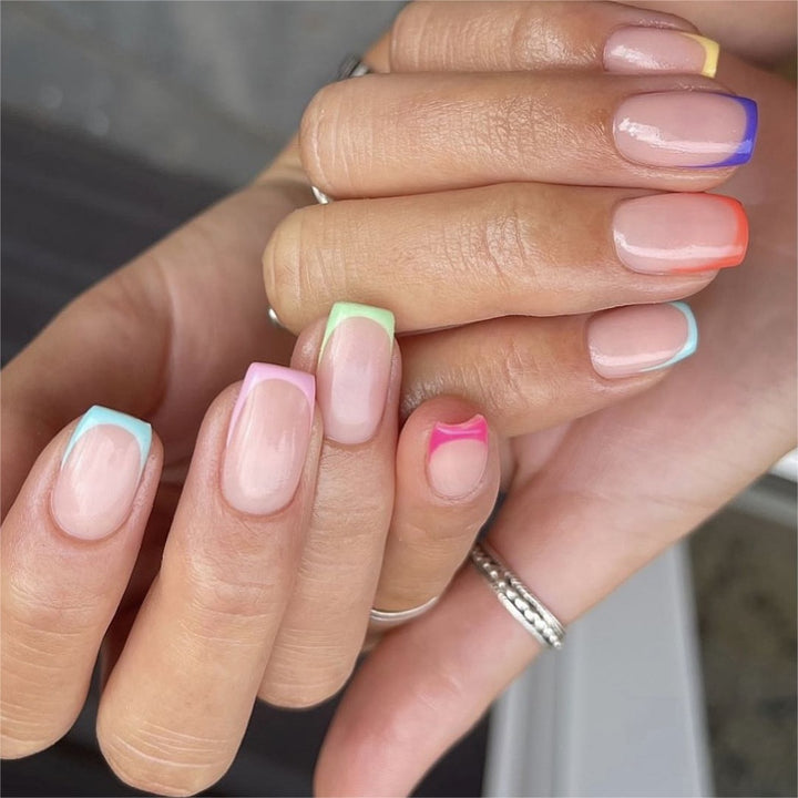 Kunstnagelset mit bunten Farbakzenten Karnz