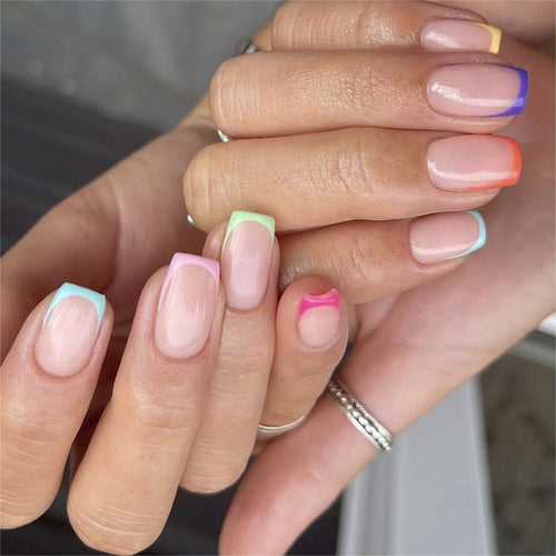 Kunstnagelset mit bunten Farbakzenten Karnz