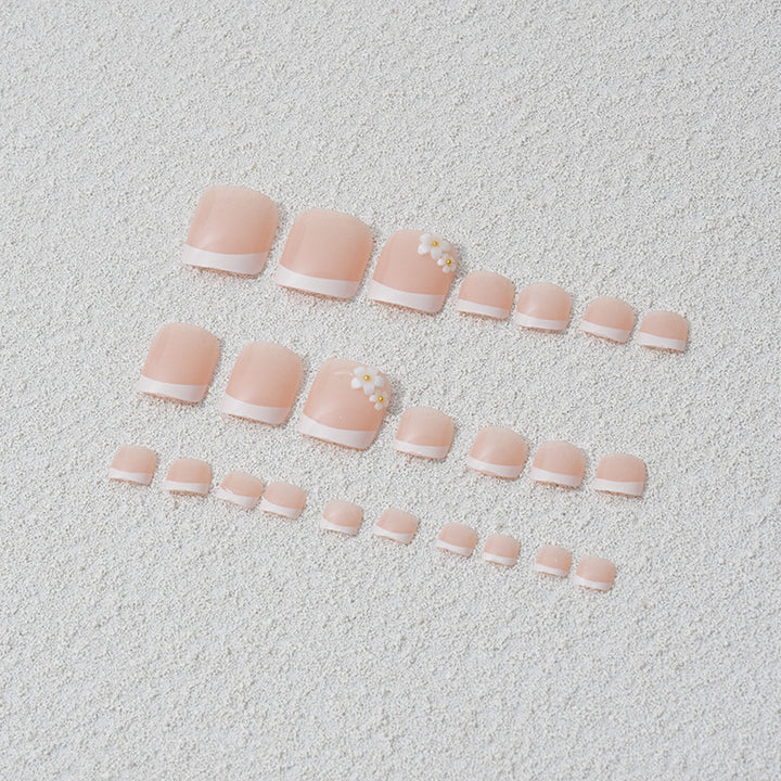 Kunstnagelset mit eleganten Blüten- und French-Spitzen Karnz