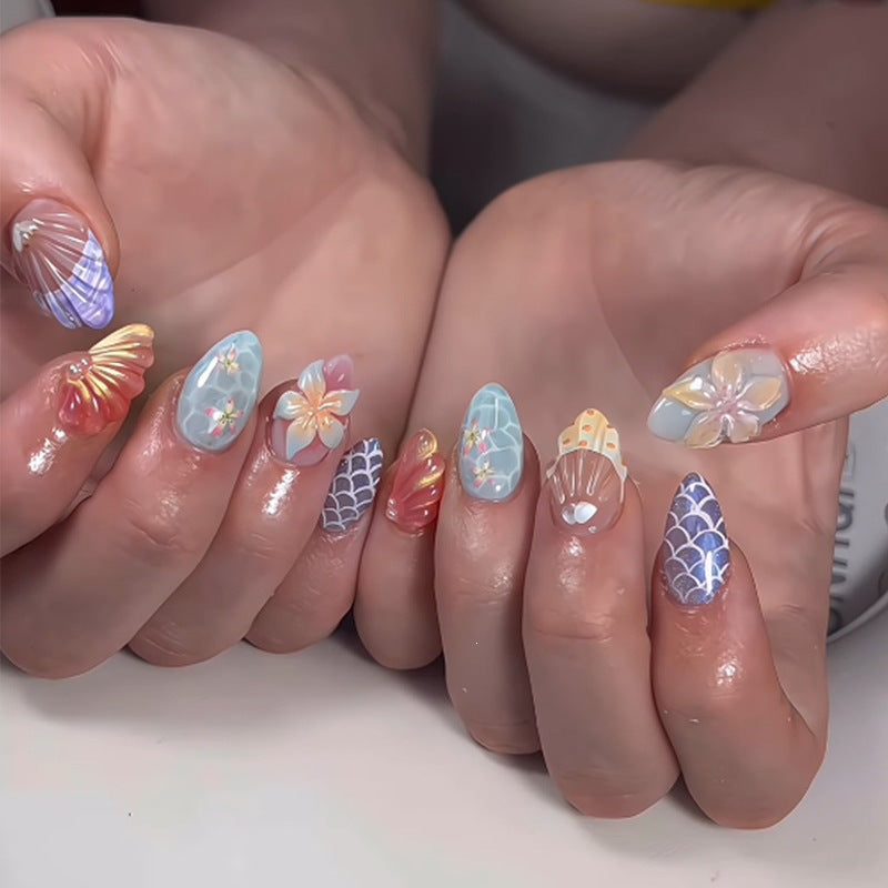 Kunstnagelset mit floralen Akzenten und eleganten 3D-Details Karnz