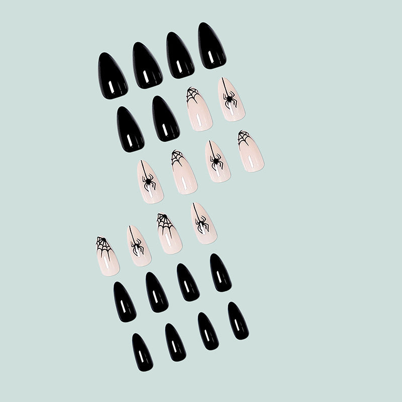 Kunstvolle Nagelkunst mit Spinnen-Motiv Karnz