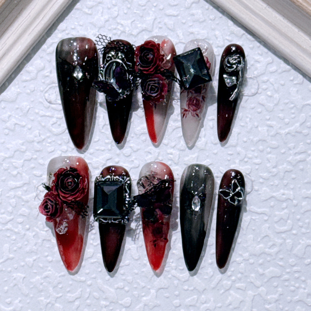 Aufwendig gestaltete gotische Nagelkunst