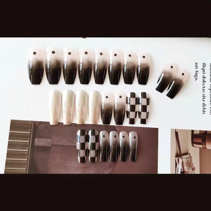 Kunstnagelset mit grafischen Mustern und elegantem Finish Karnz