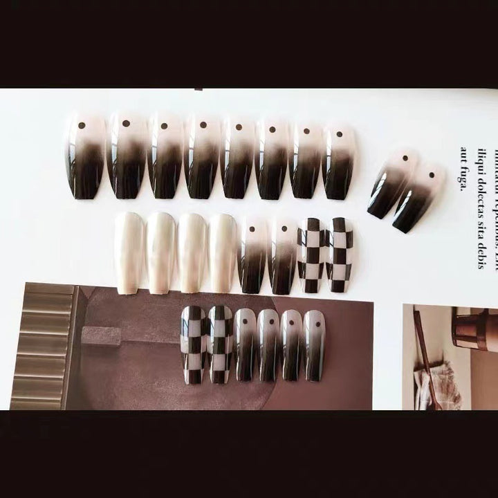 Kunstnagelset mit grafischen Mustern und elegantem Finish Karnz